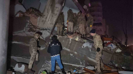 Adyaman'da 64 yandaki vatanda 15 saat sonra kurtarld