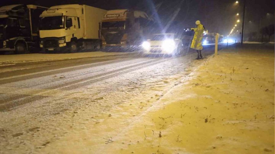 Afyonkarahisar-Antalya Kara Yolu yoğun kar yağışı nedeniyle tır geçişine kapatıldı