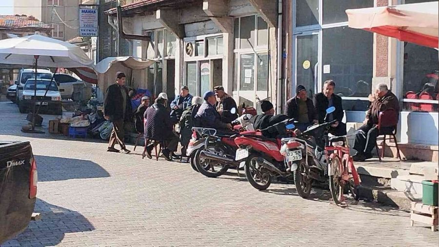 Afyonkarahisar'da ilkbaharı andıran manzara