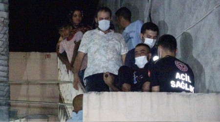 Ağabeyini bıçaklayan şahıs kaçarken damdan düştü
