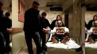 Ağaç soyma makinesine kollarını kaptırdı