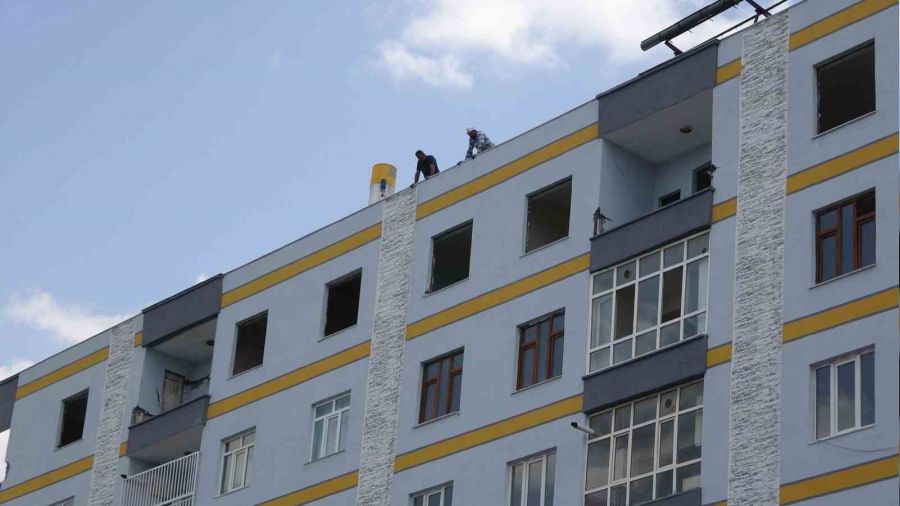 Ağır hasarlı binalarda demirleri söktüler