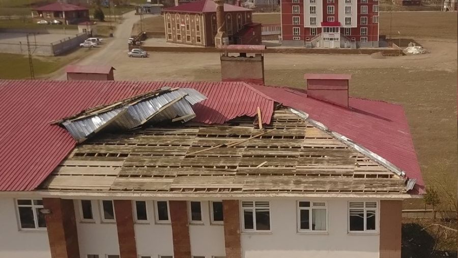 Ahlat'ta f�rt�na okul �at�lar�n� u�urdu