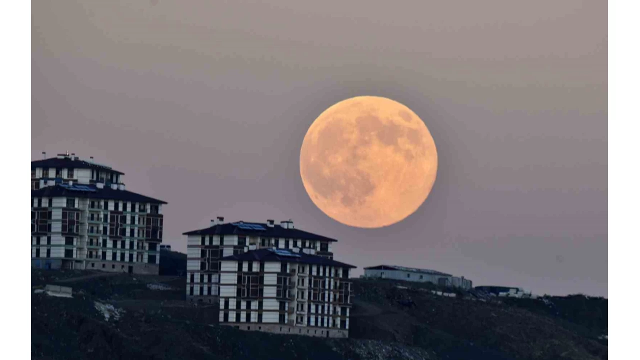 Ahlat'ta "Kunduz Süper Ay" görsel şölen oluşturdu