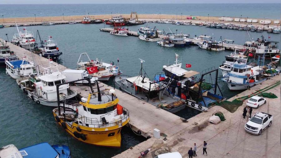 Akdeniz'de balıkçılara fırtına engeli