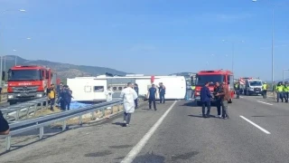 Akhisar�da t�r ile otob�s �arp��t�: 11 �l�, 27 yaral�!