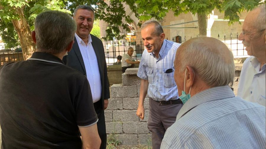 'AKP emekliyi, promosyon yar���n�n fig�ran� yapt�'