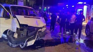 Aksaray'da minibüs ile otomobil çarpıştı: 3 yaralı