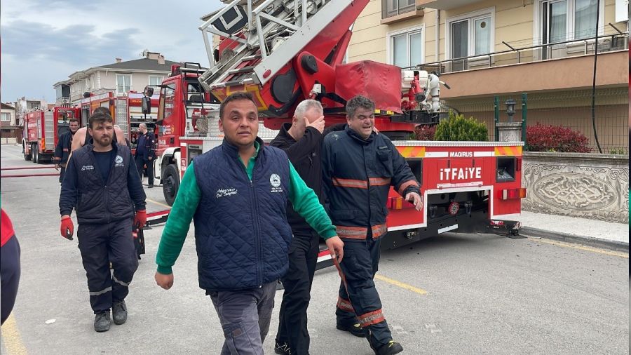 Alevlerin aras�nda kalan itfaiye eri hastanede hayat�n� kaybetti