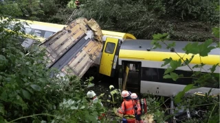 Almanya'da yolcu treni devrildi: 3 l, 34 yaral