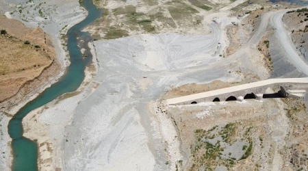 Altından suların aktığı tarihi köprü sular altında kalacak