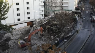 Ankara'da 5 katlı atıl bina çöktü