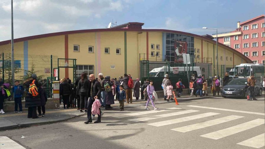 Ankara'da sinir krizi geçiren şahıs ilkokuldaki 20 kişiyi rehin aldı