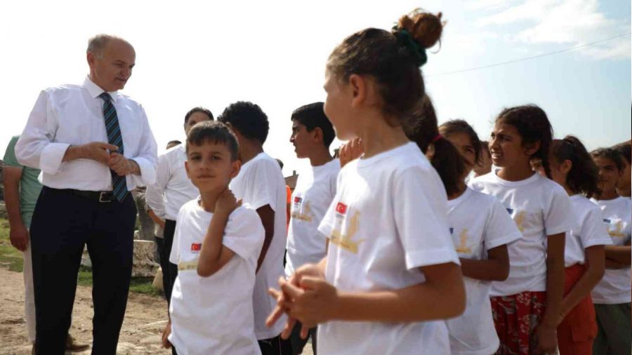 Anne babalar� tarlada �ocuklar Konuralp Antik kentte