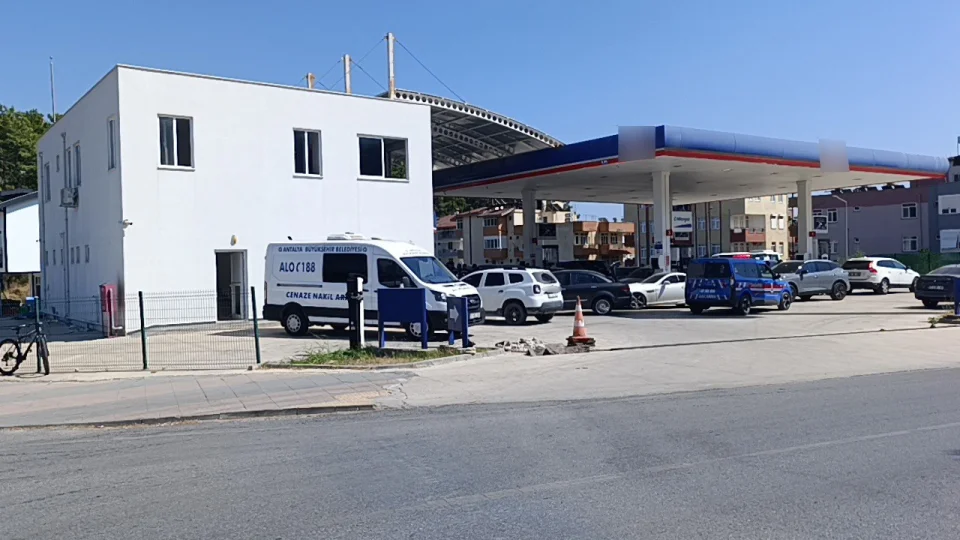 Antalya'da i�letti�i akaryak�t istasyonunun ofisinde �l� bulundu