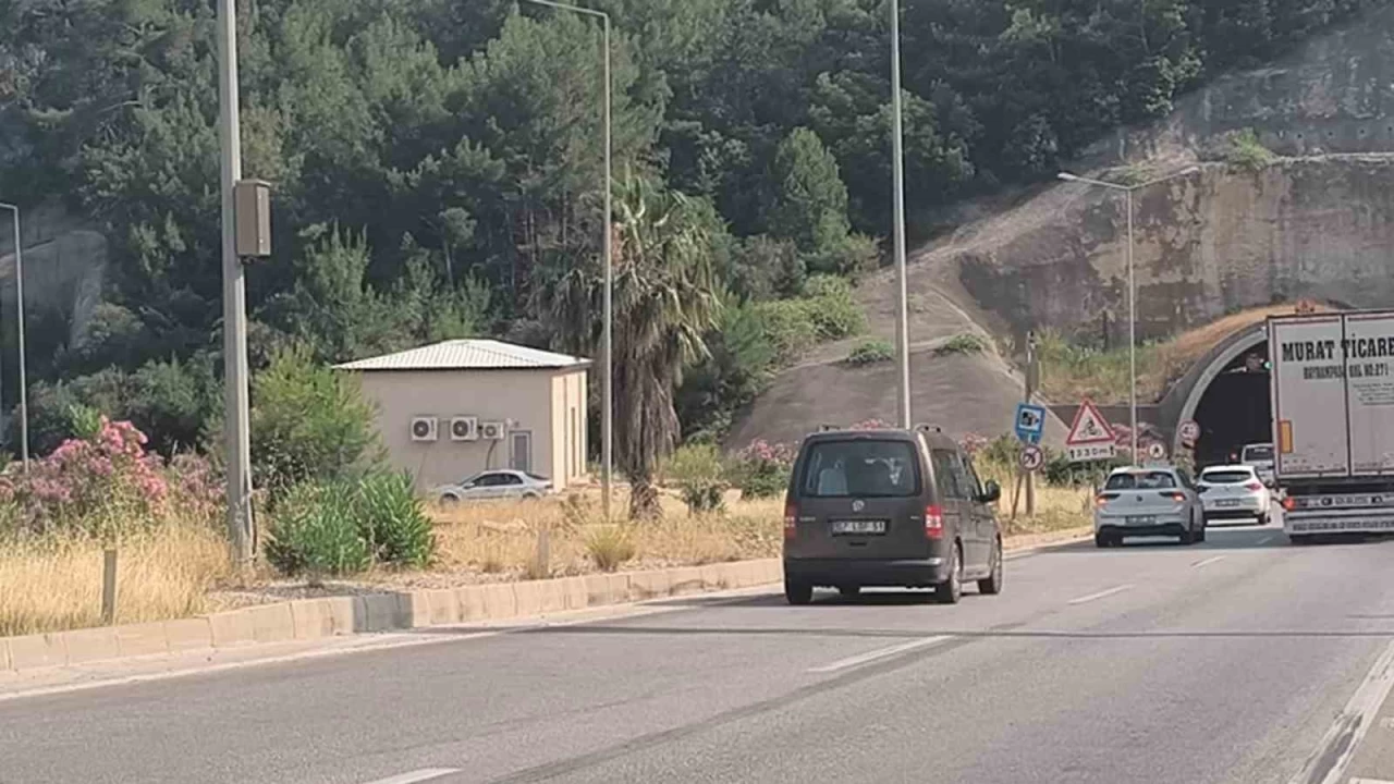 Antalya'da Kemer yolunda feci kaza: 2 �l�, 4 yaral�