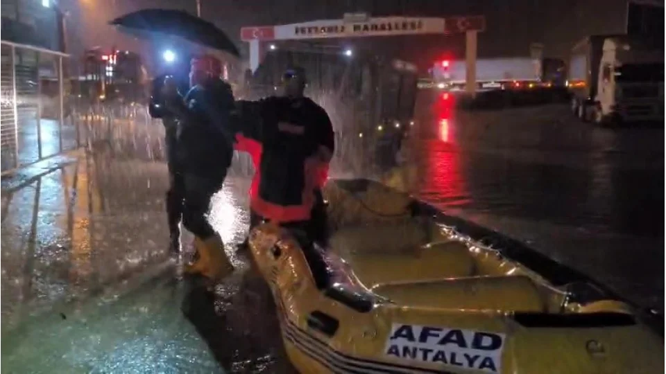 Antalya'da mahsur kalan vatanda�lar botlarla kurtar�ld�