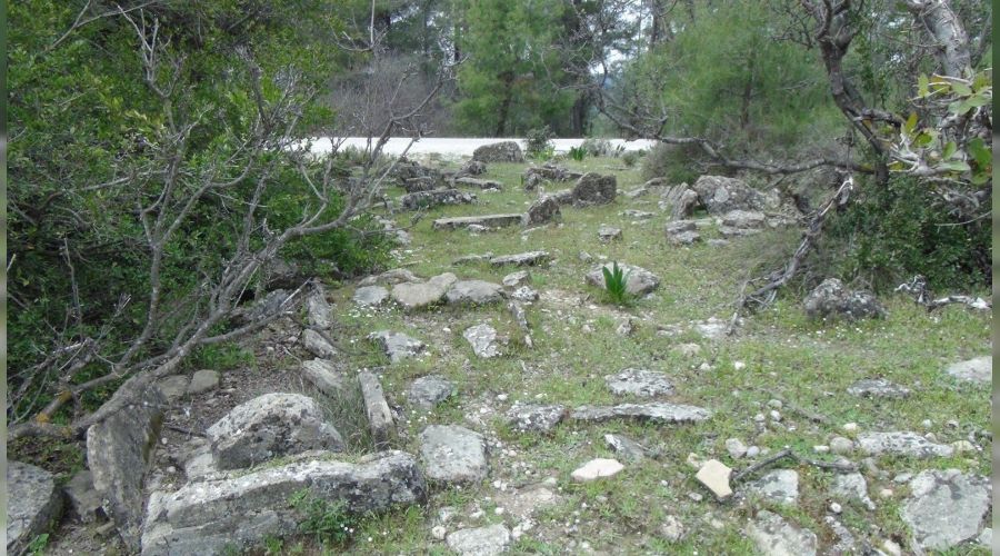 Antalya'da tarihi mezarlar tahrip ediliyor