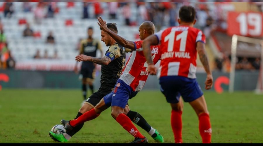 Antalyaspor son dakikada güldü