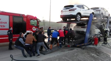 Araç yüklü tırı vatandaşlar yanmaktan kurtardı
