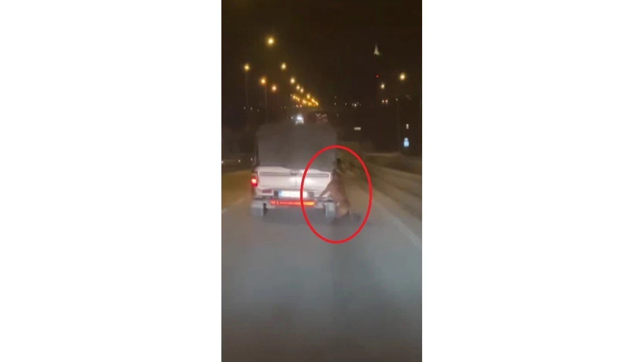 Arac�n arkas�na ba�l� k�pekle metrelerce yol gittiler