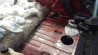 Aracın yakıt deposuna 8,68 kilogram esrar gizlemiş
