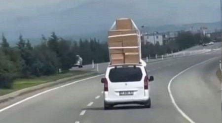 Aracının üzerine adeta kule yaptı