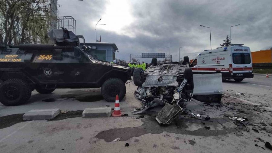 Arac�yla polis noktas�na dald�: 5'i polis 6 yaral�