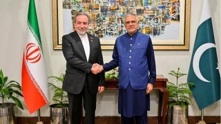 Arak�i, Pakistanl� mevkida�� Dar ve Pakistan Genelkurmay Ba�kan� Munir ile g�r��t�