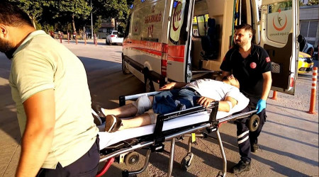 Arkadaşını cami önünde vurdu