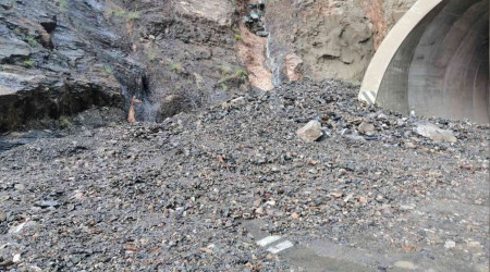 Artvin'de heyelan nedeniyle sürücüler tünelde mahsur kaldı