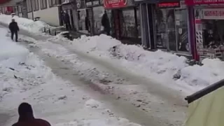 Artvin’de yolda yürüyenler son anda kurtuldu