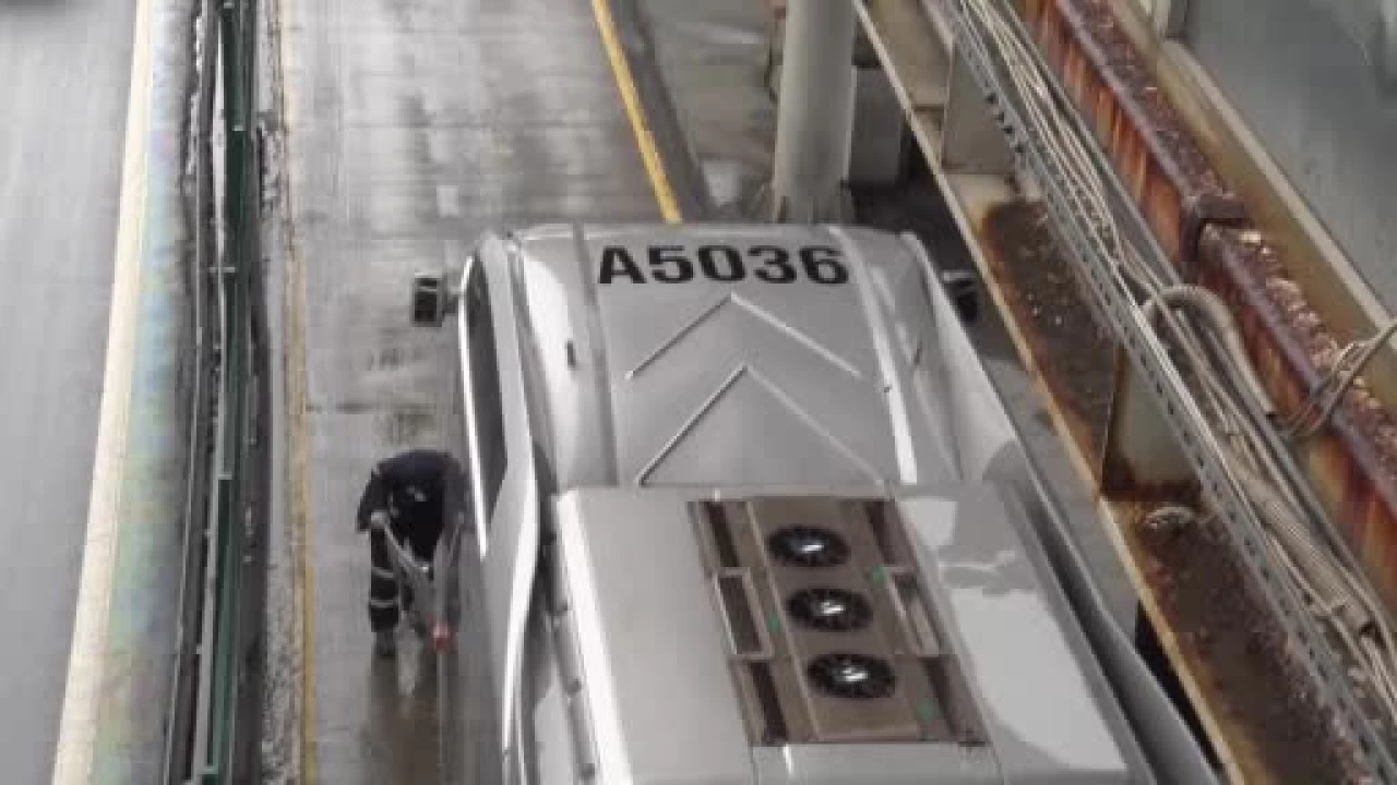 Avcılar'da metrobüs, metrobüse çarptı