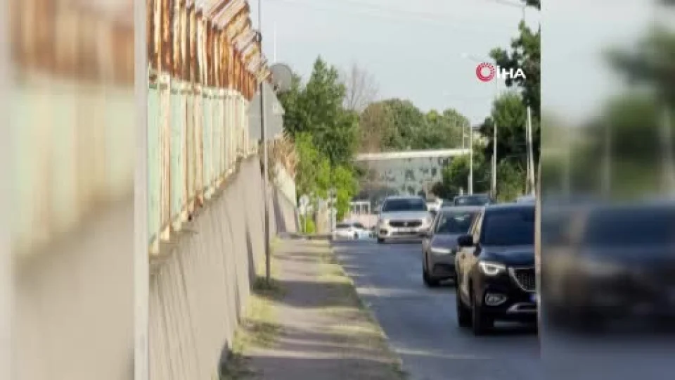 Avc�lar'da polisi g�ren �of�r arac�n� b�rak�p ka�maya �al��t�