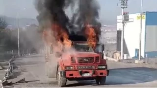 Ayn noktada yarm saat arayla iki kamyon yand