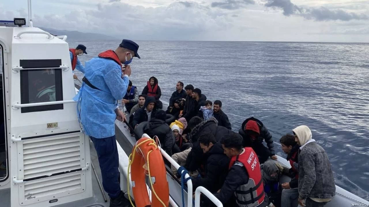 Ayvacık açıklarında lastik botta sürüklenen 29 kaçak göçmen kurtarıldı