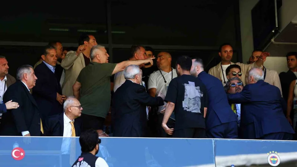 Aziz Yıldırım sloganlara sinirlendi