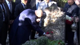 Bahçeli, Türkeş'in kabrini ziyaret etti