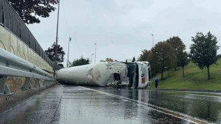 Bakırköy'de LNG yüklü tanker yan yattı: Yol trafiğe kapatıldı