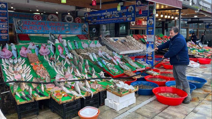 Balık tezgahlarında çeşit çok balık az