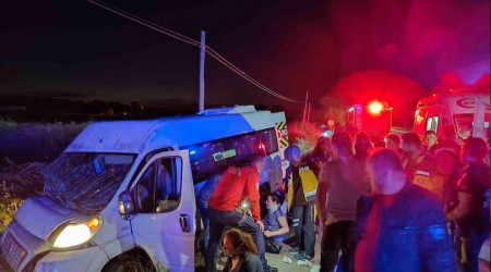 Balıkesir'de işçi servisi şarampole yuvarlandı: 14 yaralı