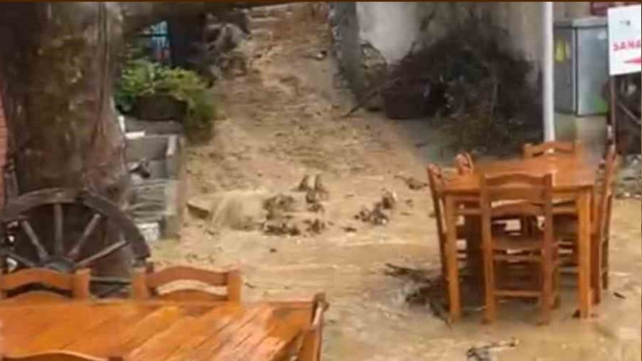 Bal�kesir'de sa�anak ya��� su bask�nlar�na neden oldu