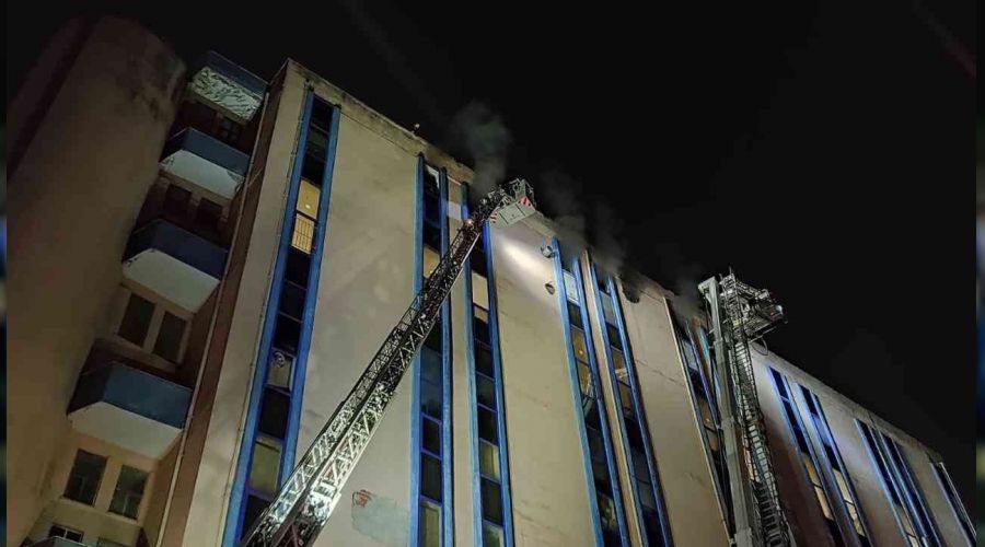 Başakşehir'de 8 katlı iş yerinde yangın