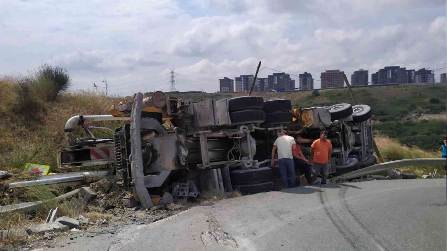 Başakşehir'de beton mikseri devrildi: 2 yaralı