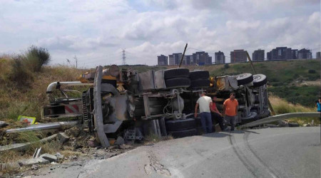 Başakşehir'de beton mikseri devrildi: 2 yaralı
