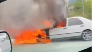 Basın Ekspres'te yanan otomobile hortumla müdahale