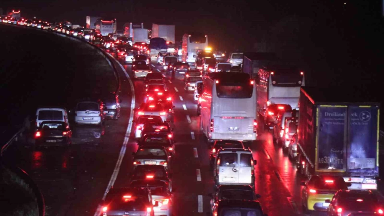 Bayram g��� ba�lad�: Otoyollar�n kesi�im noktas�nda trafik durdu