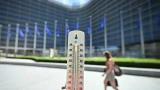 Belçika'da etkisini artıran aşırı sıcaklar nedeniyle ülke genelinde ulusal sıcak hava alarmı ilan edildi. Yüksek sıcaklıkların etkili olduğu Fransa'da da 58 vilayette alarm seviyesi kırmızıya yükseltildi