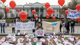 Beyaz Saray'ın önüne kefenlenmiş bebekler bıraktılar