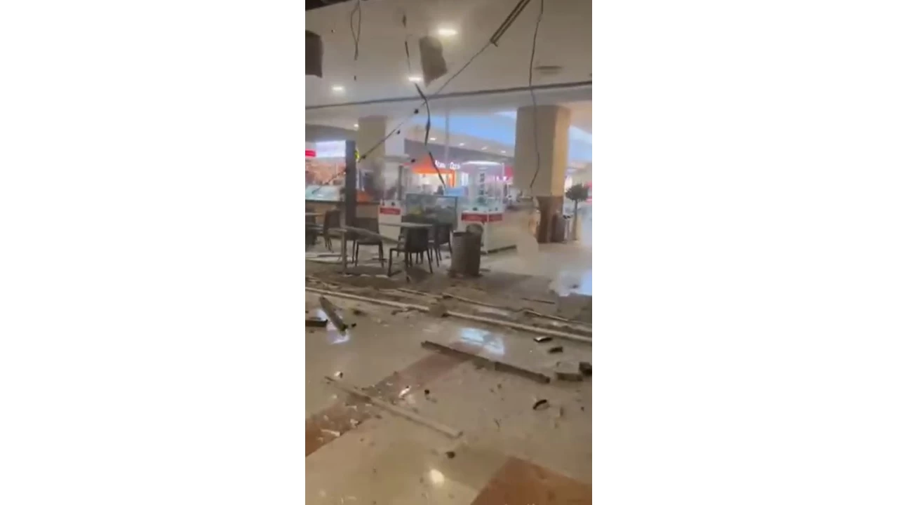 Beylikd�z�'nde AVM'nin yemek kat�n�n asma tavan� ��kt�: 1 ki�i yaraland�